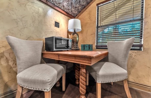 Fredericksburg House | The Vines Retreat, Hot-tubs, Game Room, 10-mins to Downtown!