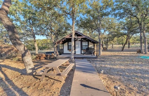 Fredericksburg House | The Vines Retreat, Hot-tubs, Game Room, 10-mins to Downtown!