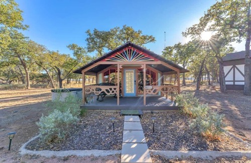 Fredericksburg House | The Vines Retreat, Hot-tubs, Game Room, 10-mins to Downtown!