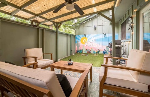 East Congress House | The Vinyl Wildflower - Austin Vibes + Patio + Pool