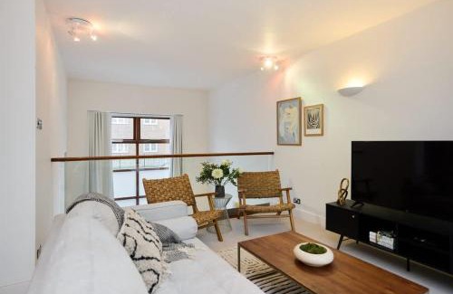 Abbey Road House | The Violet Hill Haven - 3BDR Home with Garden