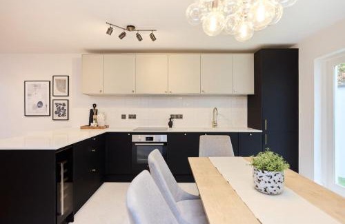 Abbey Road House | The Violet Hill Haven - 3BDR Home with Garden