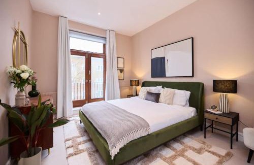 Abbey Road House | The Violet Hill Haven - 3BDR Home with Garden