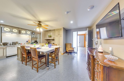 Waldron Villa | 'The Vista' Retreat ~ 30 Mi to Kansas City!