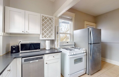Hyde Park Apartment | The Vista View Villa 2 - Charming Retreat for 4! 10 Min to Downtown