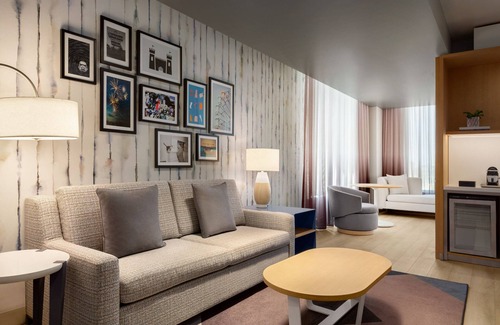 Anaheim Resort Hotel | The Viv Hotel, Anaheim, a Tribute Portfolio Hotel