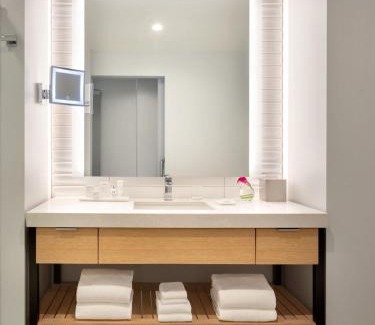 Anaheim Resort Hotel | The Viv Hotel, Anaheim, a Tribute Portfolio Hotel