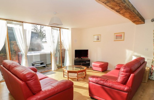 Tenbury Wells Cottage | THE WAINHOUSE, pet friendly, with hot tub in Tenbury Wells