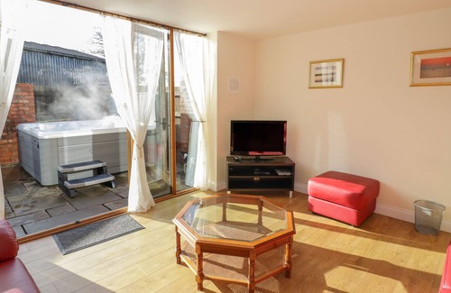 Tenbury Wells Cottage | THE WAINHOUSE, pet friendly, with hot tub in Tenbury Wells