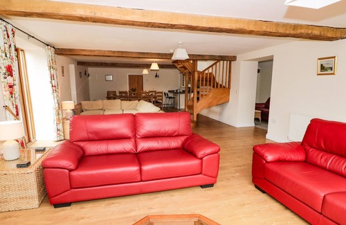 Tenbury Wells Cottage | THE WAINHOUSE, pet friendly, with hot tub in Tenbury Wells