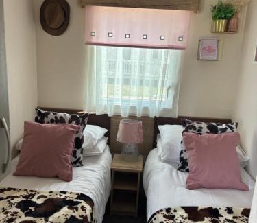 Dogdyke Resort | The Wardens Retreat - Tattershall Lakes Country Park