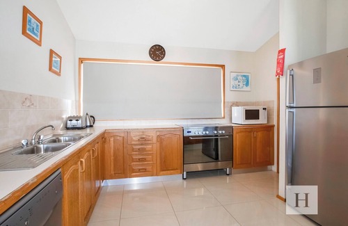 Gwandalan House | The Waterfront - Close to shops, club, boat ramp!