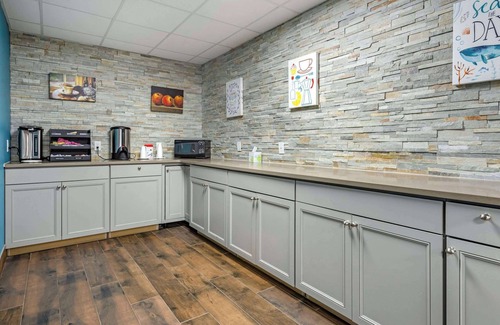 Wildwood Hotel | The Waves Hotel, an Ascend Collection Hotel