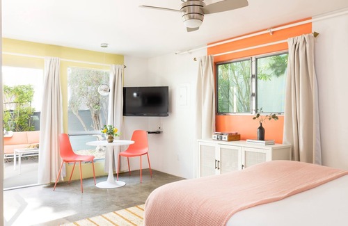 Tahquitz River Estates Hotel | The Wesley Studio 5 by AvantStay | Mid-Century Modern Queen Studio