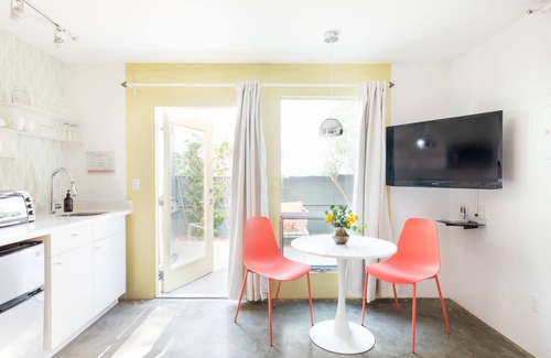 Tahquitz River Estates Hotel | The Wesley Studio 5 by AvantStay | Mid-Century Modern Queen Studio