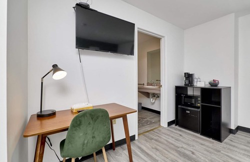 Central West End Hotel | The West End - Futon with Queen
