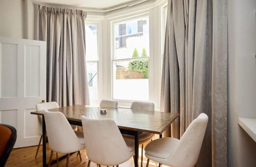 Addison Apartment | The West Kensington Hideout - Cozy 2BDR Flat with Garden