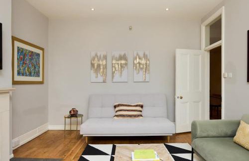 Addison Apartment | The West Kensington Hideout - Cozy 2BDR Flat with Garden