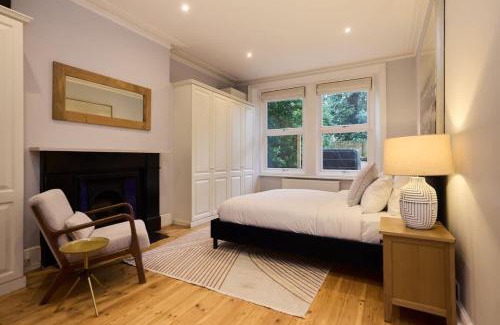 Addison Apartment | The West Kensington Hideout - Cozy 2BDR Flat with Garden