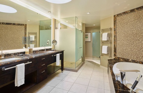 Crown Center District Hotel | The Westin Kansas City at Crown Center