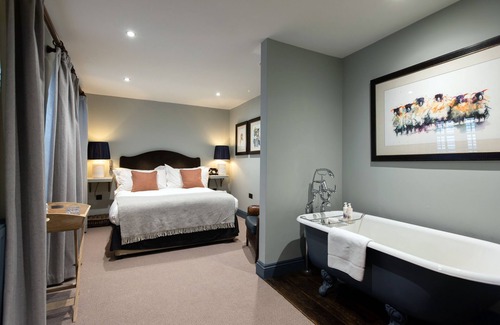 Chedworth Hotel | The Wheatsheaf Inn