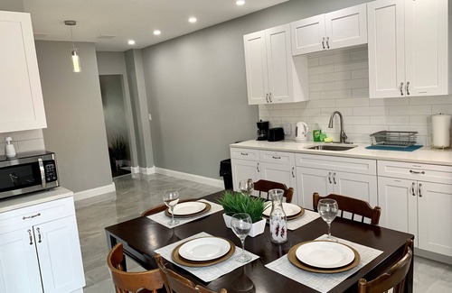 Niagara Falls House | The Wheel of Fortune Duplex-8BR Parking