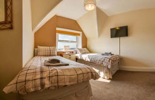 Whitby Apartment | The Whitby Prospect, large apartment with stunning views, 2 mins from beach