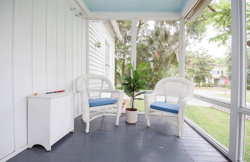 Gainesville Cottage | The White House, a charming 2-bedroom cottage in Downtown Gainesville