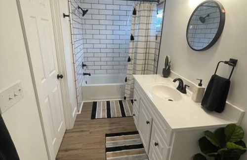 Conneaut Lakeshore House | The White House - Spacious Modernized Farmhouse