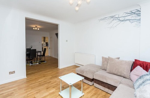 Colchester House | The White & Warm, Free Parking & Wifi, 8 beds