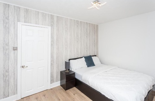 Colchester House | The White & Warm, Free Parking & Wifi, 8 beds