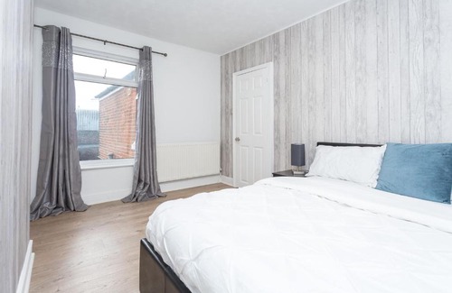 Colchester House | The White & Warm, Free Parking & Wifi, 8 beds