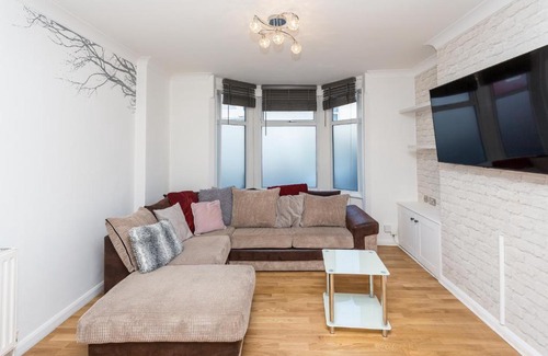 Colchester House | The White & Warm, Free Parking & Wifi, 8 beds