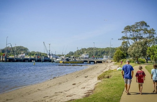 Greenwell Point House | "The Whole Comarong" Elevated 4 bed house. Close to water