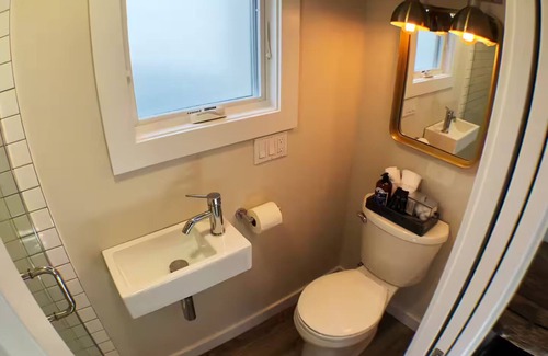 Alphabet Historic District Hotel | The Wiedler - Charming Tiny Home - AC, WiFi in the heart of the action!