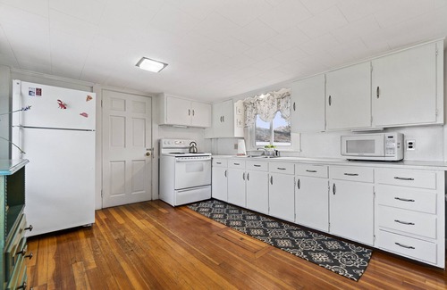 Moody House | The Willow: Cozy, Sleeps 6, Fenced-In Yard, Ample Parking, Walk to the Beach!