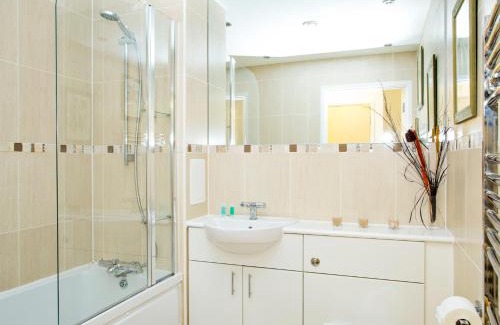 Woking Apartment | The Willow Suite