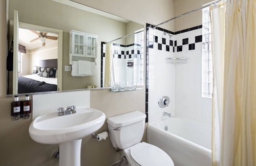 Lake View East Hotel | The Willows Hotel
