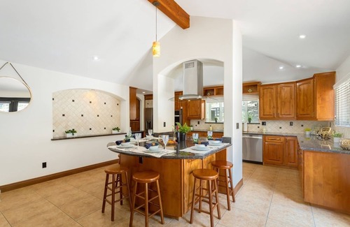 Rainbow CDP House | The Wine Away-Large Home w/Jacuzzi