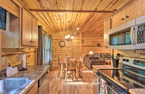 Helen Cabin | ‘The Wishing Well’ Cabin w/Pool Table & Firepit!