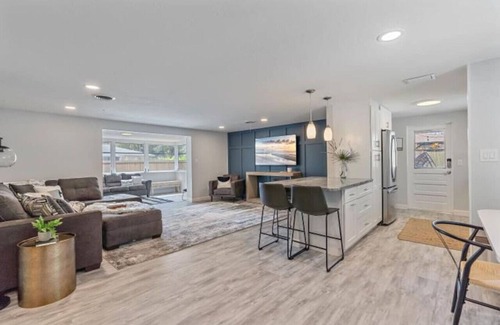 Arlington Park House | The Wisteria Oasis With heated pool and hot tub