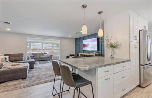 Arlington Park House | The Wisteria Oasis With heated pool and hot tub