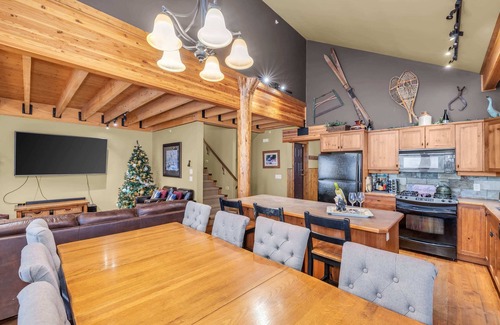 The Forest Ski Chalet | The Wolf's Den at Big White | Private Hot Tub