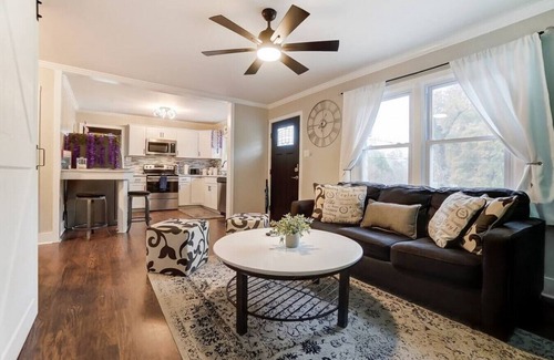 Belmont House | The Wonderland Getaway in Belmont - 12 Min to CLT