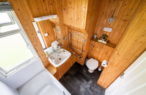 Bunloit Ski Chalet | The Wood Hatch Cabin at Ancarraig Lodges, Loch Ness