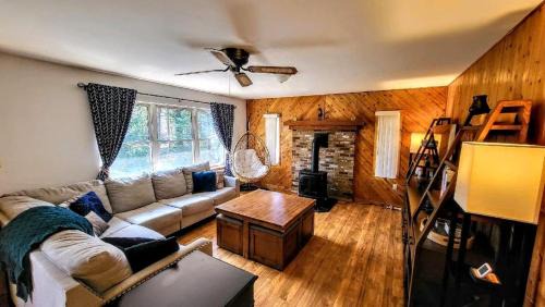 Long Pond House | The Wooden Nest by AvantStay Deck Big Yard w Hammocks Fire Pit