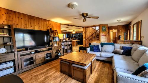 Long Pond House | The Wooden Nest by AvantStay Deck Big Yard w Hammocks Fire Pit