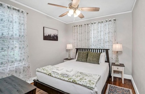 Forest Acres House | The Woodland Cottage - 3BR 1BA