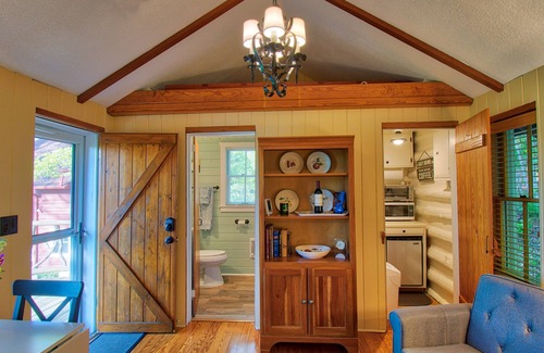 Laurel Park Cottage | The Woodlands Cottage-Deck, Views & King Sized Brass Bed