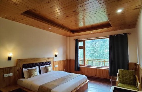 Banjar Hotel | The Woodpecker Inn & Café, Jibhi
